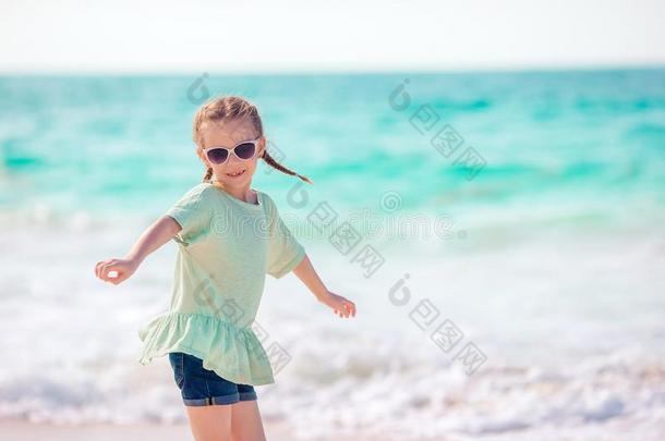 美丽的小的女孩在海滩所有乐趣.有趣的女孩享有summarization摘要
