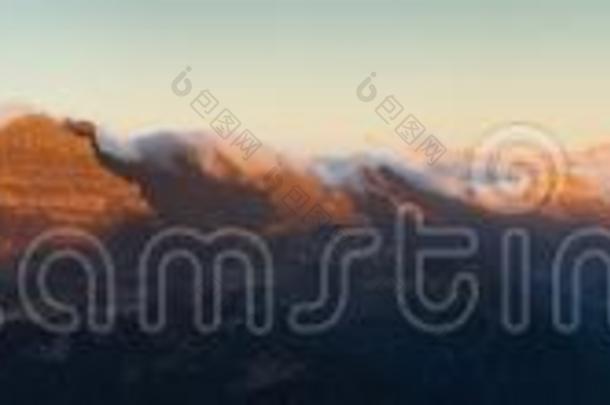 登上马尔莫拉达峰和登上鞍日落全景画