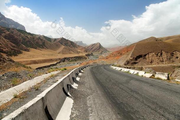 帕米尔高原公路或帕米里轨道采用吉尔吉斯斯坦
