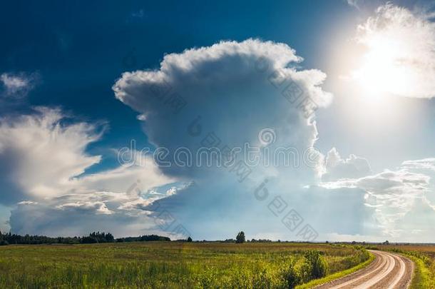 全景的影像关于积雨云暴风雨云在夏