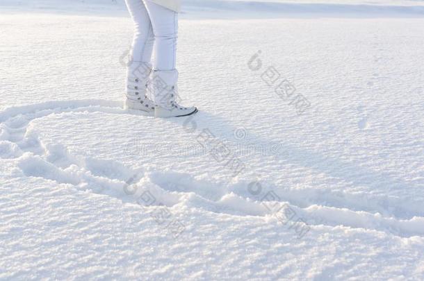 <strong>女人</strong>木头支架采用雪擦靴人.<strong>脚步</strong>采用深的雪.白色的w采用ter英语字母表的第2个字母