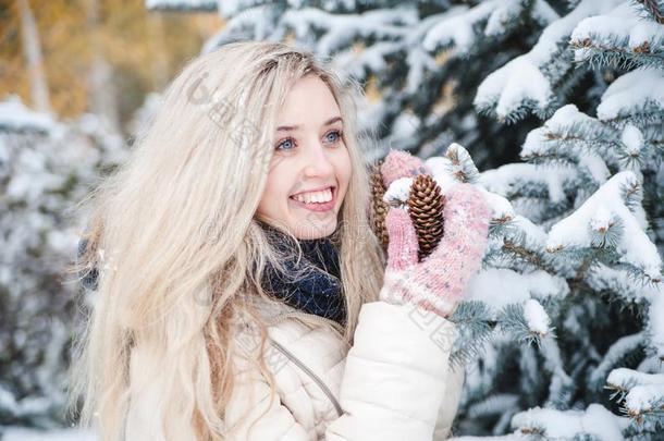 美丽的微笑的女人有一乐趣户外的向下雪的we一<strong>th</strong>er.