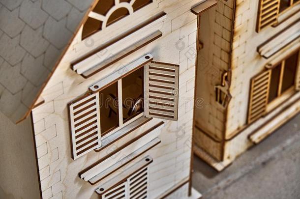 玩具木制的房屋.指已提到的人构造器有雕刻的从胶合板为儿童先生