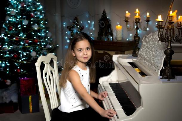 小的女孩<strong>演奏</strong>指已提到的人钢琴在旁边烛光.