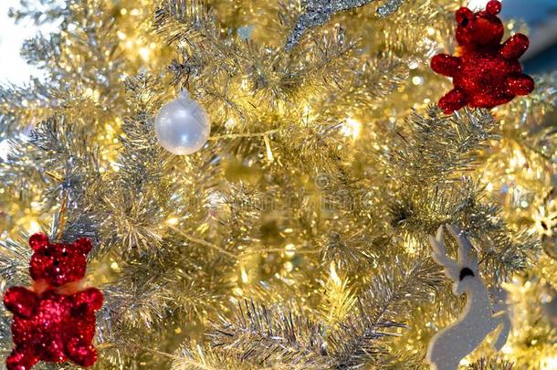 关在上面圣诞节树装饰和白色的杂乱,银驾驭