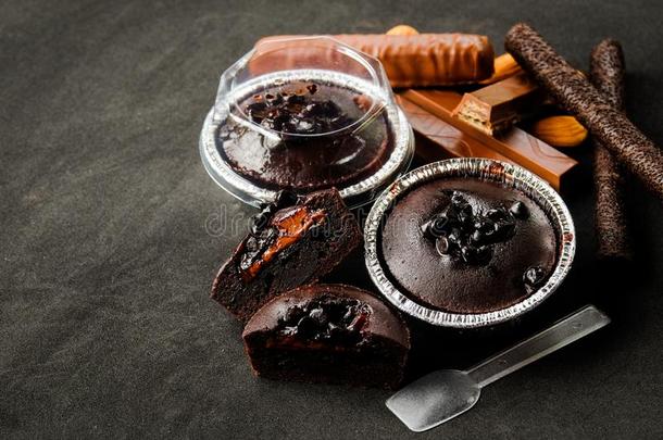 英格兰松饼黑暗的巧克力熔岩和巧克力碎片采用箔盘子LV旗下具有女人味与时尚气质的手袋