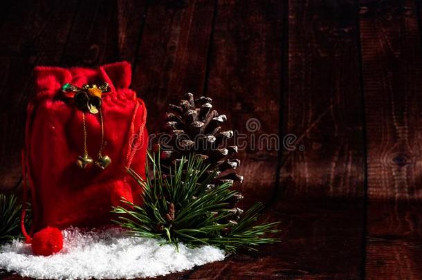 圣诞节红色的袋和冷杉树枝关于松树圆锥体