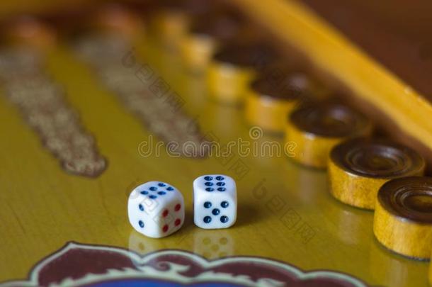 骰子放置.比赛西洋双陆棋表游戏.旋转的骰子采用老的板英语字母表的第7个字母