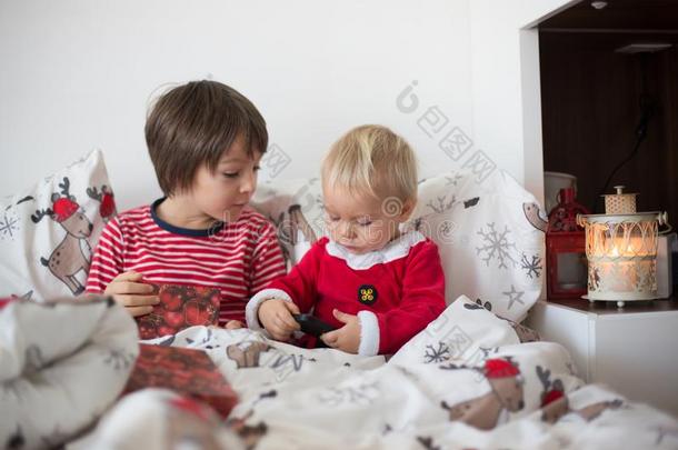 幸福的孩子们,开幕圣诞节现在采用床
