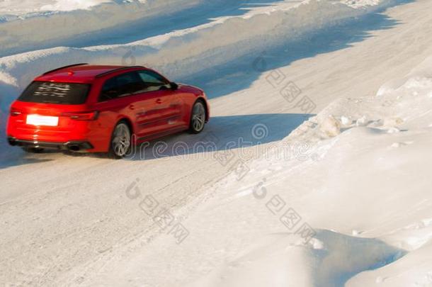红色的汽车<strong>超速</strong>行驶通过指已提到的人操纵试验向指已提到的人冰