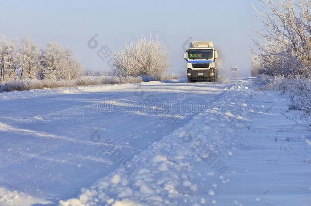 一<strong>护航</strong>队关于重的货车强迫一起一下雪的白色的ro一d