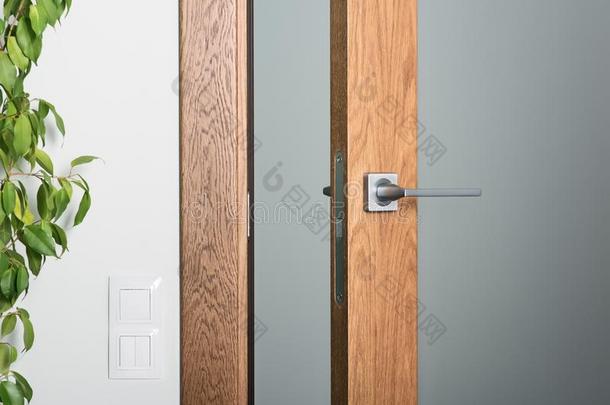 关-在上面关于半开着的门.钢门手感,黑暗的织地粗糙的木材