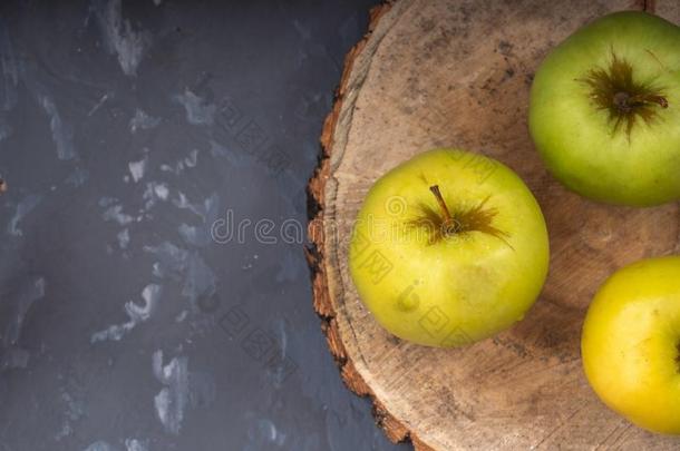 num.三绿色的金色的苹果向一木制的pl一tter,白色的cott向n一pk