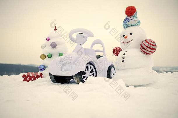雪人和玩具汽车向下雪的背景