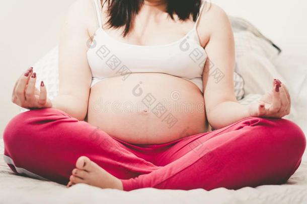 怀孕的女人开业的瑜伽