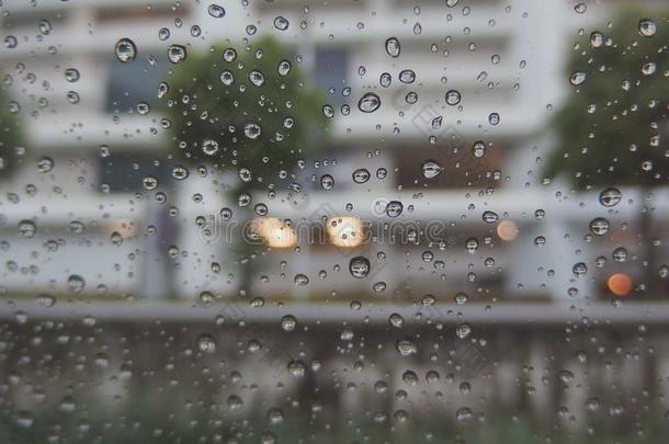 雨水<strong>水珠小</strong>滴向玻璃窗织地粗糙的背景