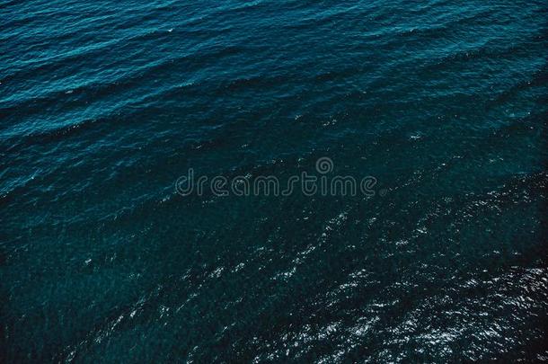 雄蜂空气的看法关于洋波.蓝色水背景