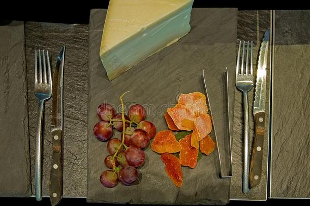 放置早餐aux.用以构成完成式及完成式的不定式瑞士干酪的一种奶酪,葡萄和罗马甜瓜c和ied