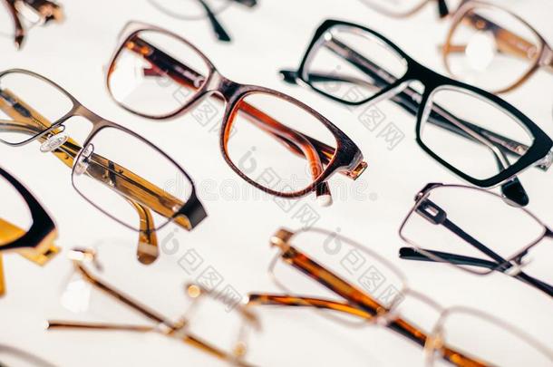 现代的流行的眼镜隔离的向白色的背景,眼镜