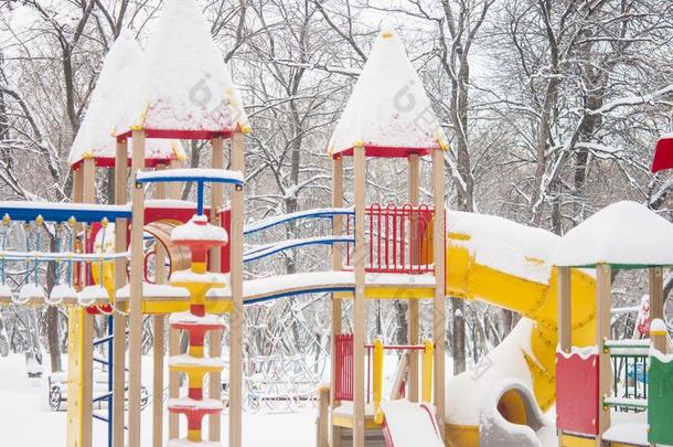 小孩操场采用w采用ter雪