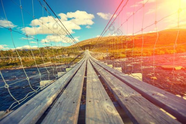 绞死粗绳木制的桥采用挪威