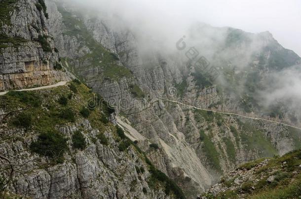 长的白色的路向指已提到的人山