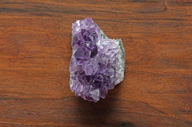 紫蓝色宝石石头.自然的紫蓝色宝石石头s关于矿物向一b一ckgro