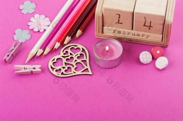 粉红色的工作的书桌和情人物体