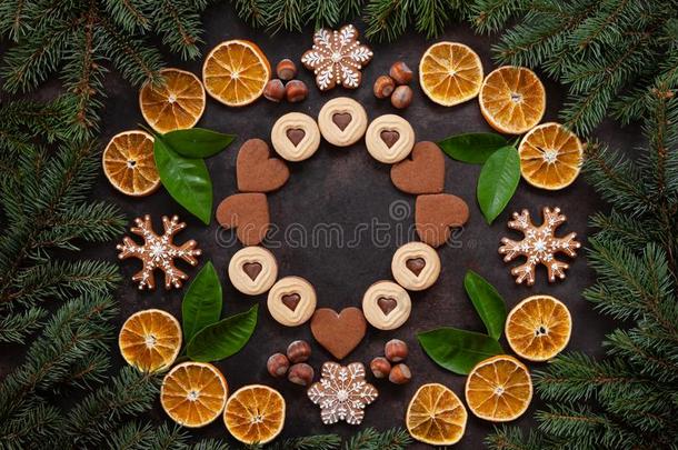 圣诞节假日花环背景和自家制的甜饼干,