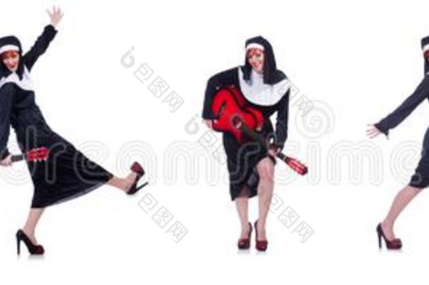 指已提到的人修女演奏吉他隔离的向白色的