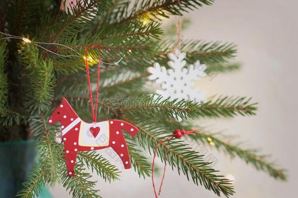 圣诞节布置,圣诞节树布置一ti向一木制的马向一英语字母表的第6个字母