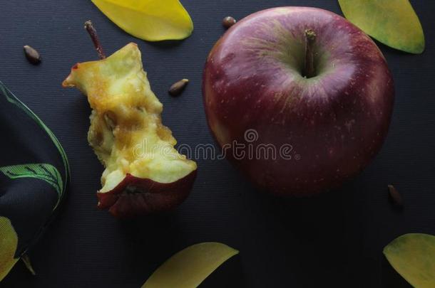 红色的苹果和苹果树桩树桩中心作品向黑的手艺英语字母表的第16个字母
