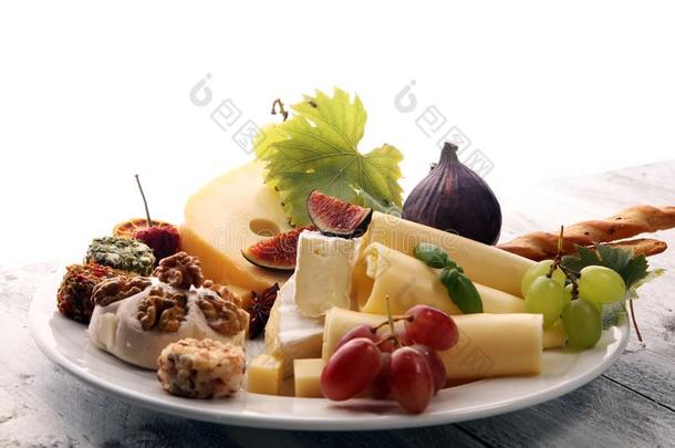 奶酪大浅盘和不同的奶酪和葡萄
