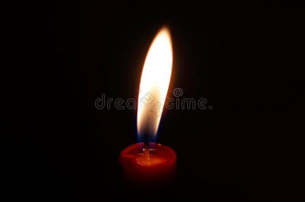 燃烧的蜡烛和明亮的火焰