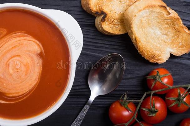 新鲜的番茄乳霜汤采用碗