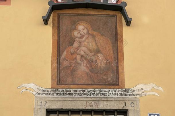 <strong>墙绘</strong>画处女玛丽和婴儿耶稣,塞斯基克鲁姆洛夫,捷克人