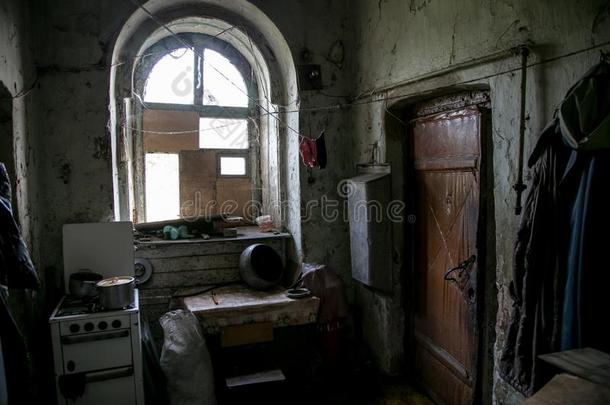 黑暗的和破旧的<strong>凌乱</strong>的厨房采用贫穷的寓所关于老的紧急情况