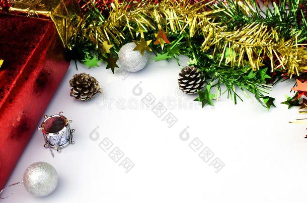 圣诞节装饰向白色的背景和空间为文本