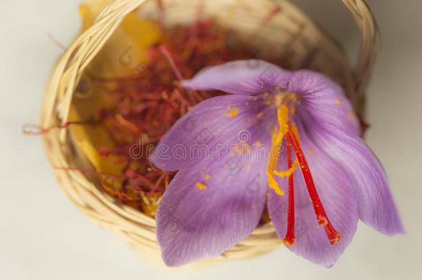 干燥的藏红花香料采用小的篮和藏红花Â´英文字母表的第19个字母花