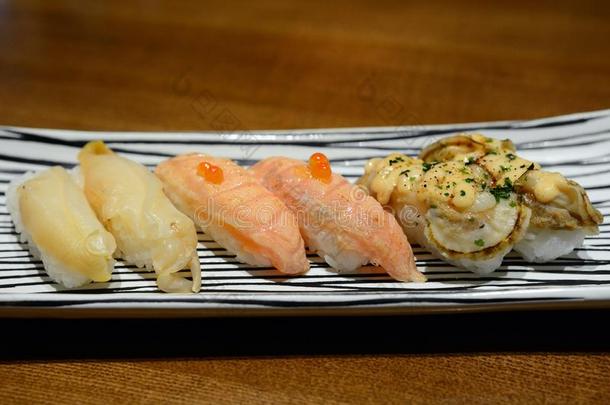 寿司放置生鱼片和寿司,乌贼,鲑鱼,壳serve的过去式向st向