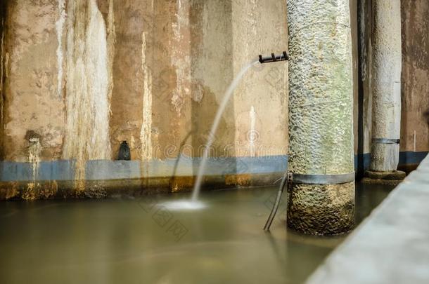 长方形廊柱大厅蓄水池,一地下的水蓄水池采用Ist一bul