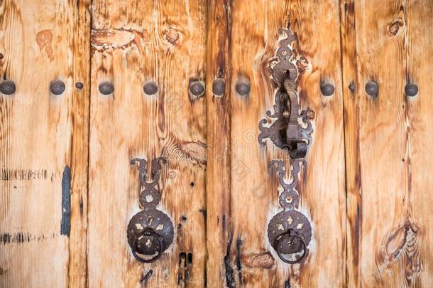 古代的木制的门和门门环戒指
