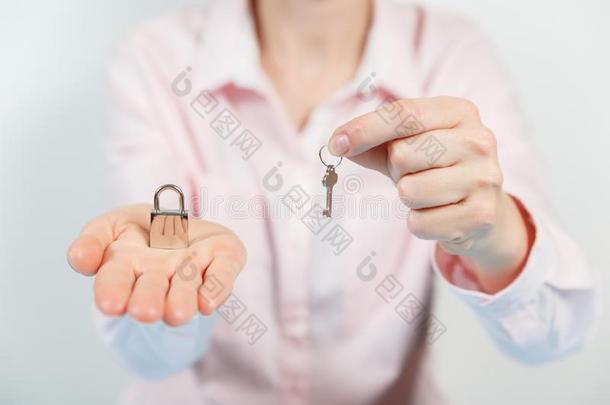 挂锁向指已提到的人手金属锁
