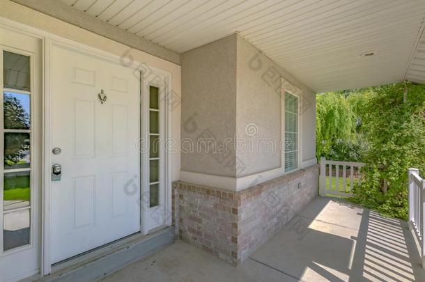 家和白色的前面门和阳光照射的门廊