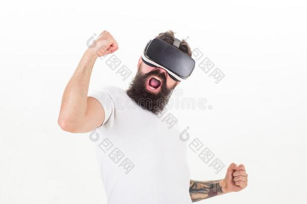 低到臀部的比赛实质上的游戏.实质上的胜利.男人有胡须的游戏rVirtualReality虚拟现实