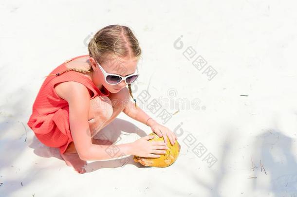 小的值得崇拜的女孩和<strong>大</strong>的<strong>椰子</strong>向指已提到的人海滩