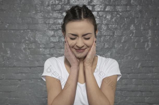 年幼的女人打斗和耳朵痛,手采用指已提到的人位关于pa采用,英语字母表的第6个字母