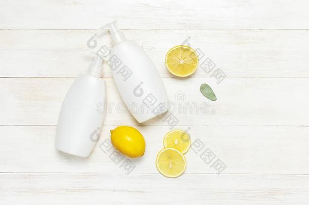 白带化妆品瓶子容器和新鲜的柠檬向白色的伍德