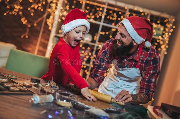 父亲和儿子烘焙姜饼圣诞节甜饼干