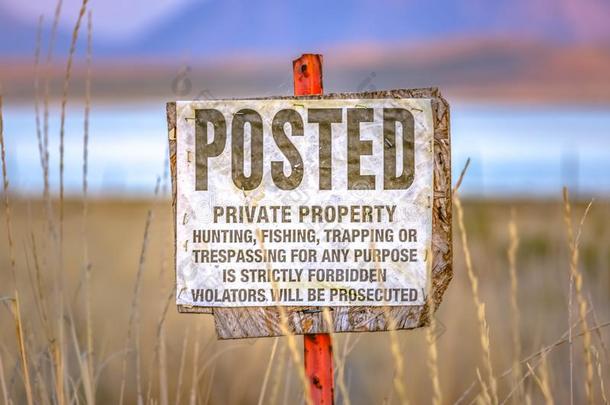 老的有地位的符号向私有的财产在近处犹他州湖